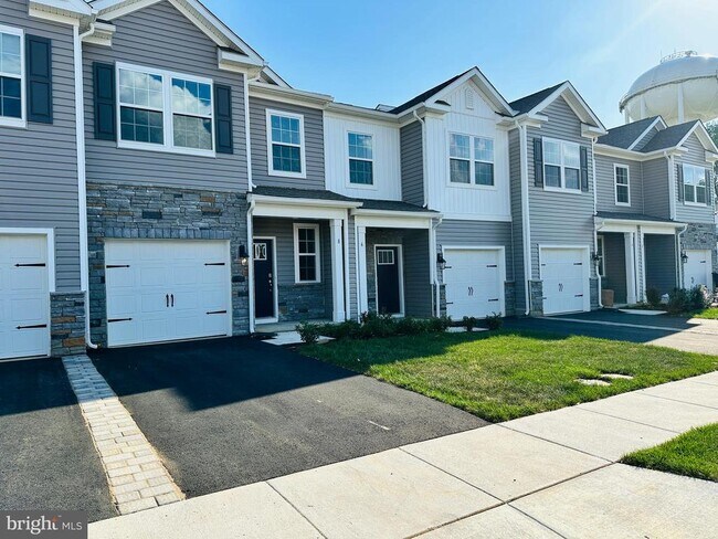 Building Photo - 8 Elenor Ln