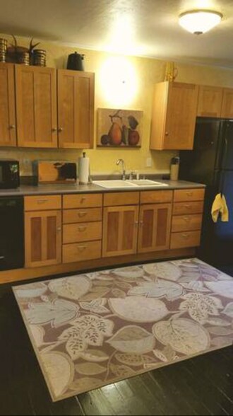 kitchen - 993 W 4th Ave