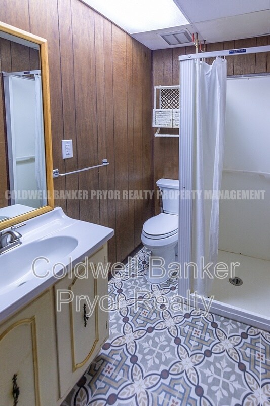 Building Photo - 165 Lakeshore Ct