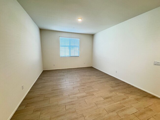 Building Photo - Newly built 5 + 3 With Solar! $4000/Month