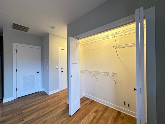 Building Photo - 2208 W Eastwood Ave