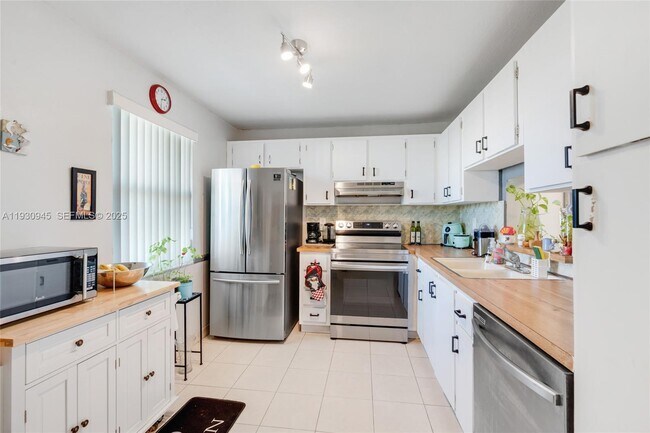 Building Photo - 321 SE 3rd St