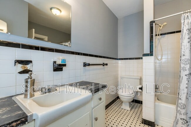 Building Photo - 3504 Hawthorne Rd