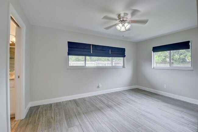 Building Photo - 798 SW 15th Ave