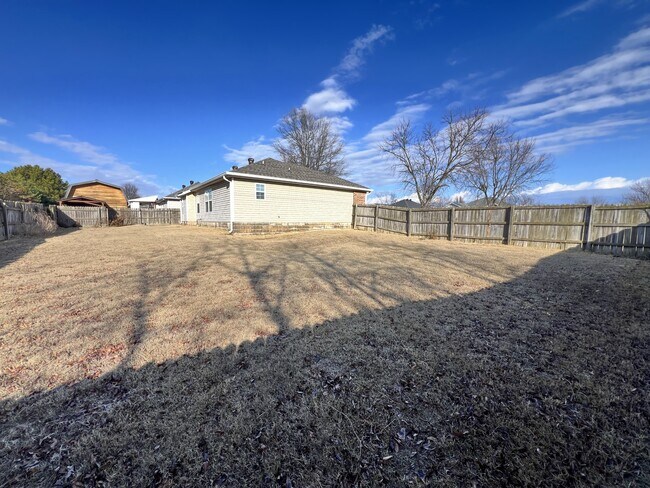 Building Photo - 1005 Zachary Dr