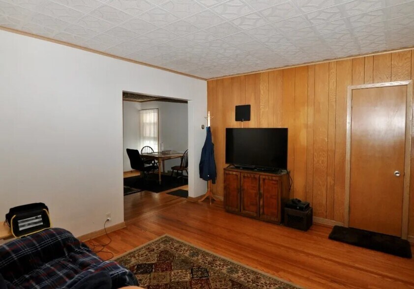 Building Photo - 109 Beethoven St