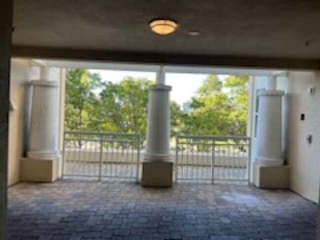 Building Photo - Epic REA - Great 1 BR/1 BA Condo w/Parking...