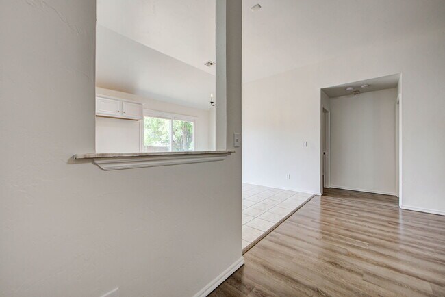 Building Photo - 608 Cavecreek St