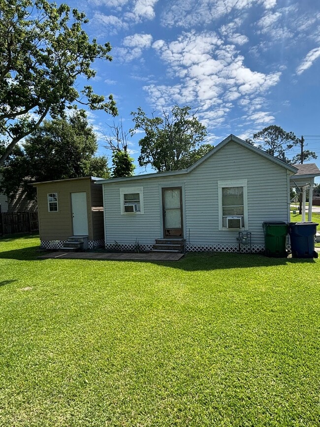 Building Photo - 608 W Cedar St