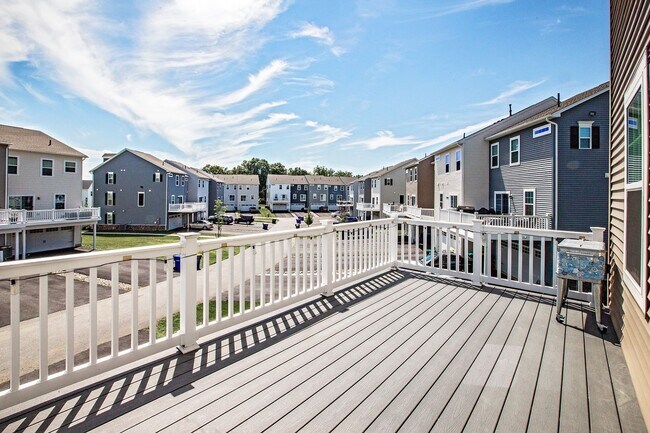 Building Photo - 3 bedroom, 2.5 bath Middletown end unit townhome