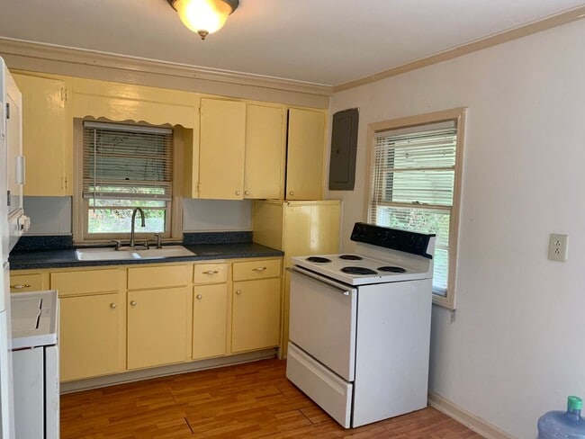 Building Photo - Promise Land North --  Charming 3 bedroom home in heart of Historic Walking District Downtown Mor...