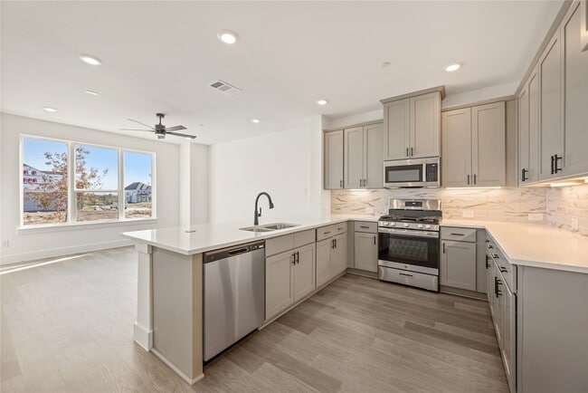 Building Photo - 9609 Dahlia Blvd