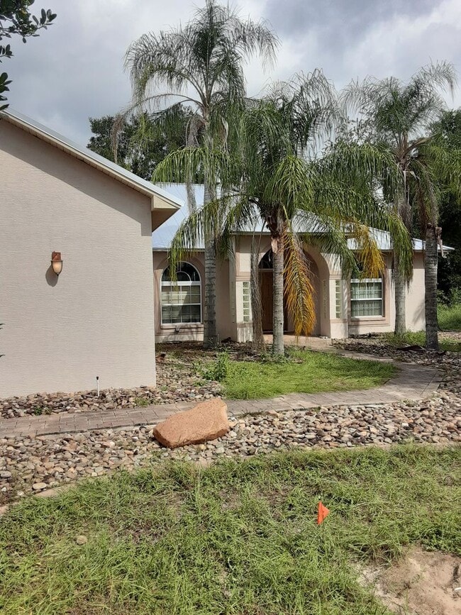 Building Photo - Beautiful & Private Residence