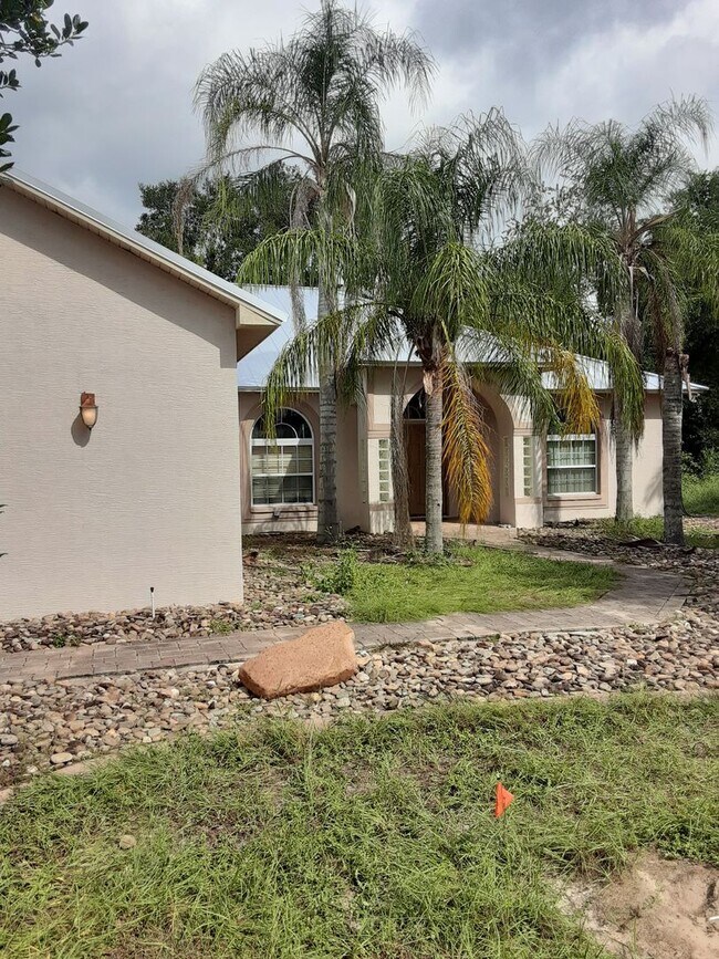 Building Photo - Move In Special