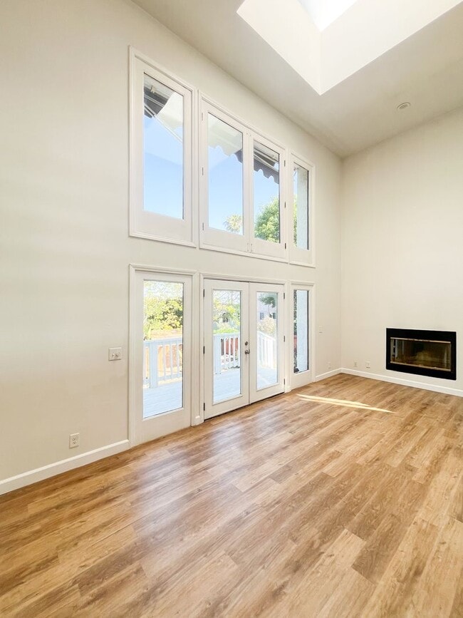 Building Photo - Stunning Light-Flooded Architectural 1BR L...