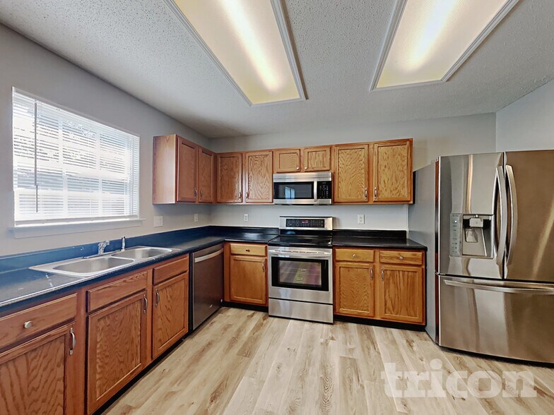 Building Photo - 2117 Westmere Dr