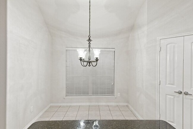 Building Photo - 5925 Silver Buckle Dr