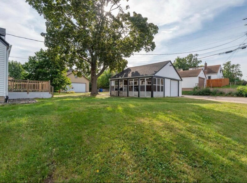 Building Photo - 884 Hyacinth Ave E