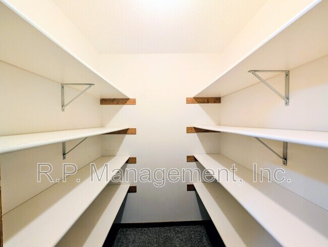 Building Photo - 940 Jefferson Ln