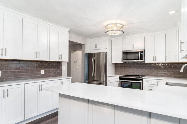 Building Photo - 2850 Pickwick Dr