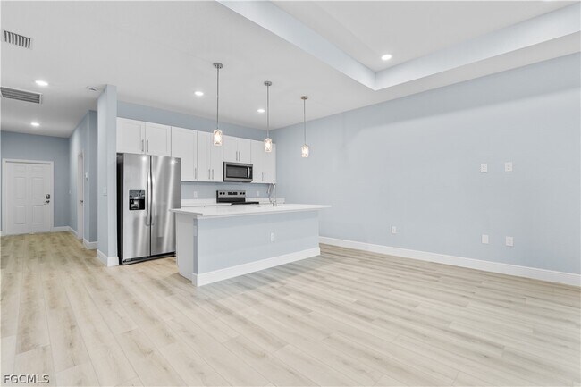 Building Photo - 1601 E 7th St