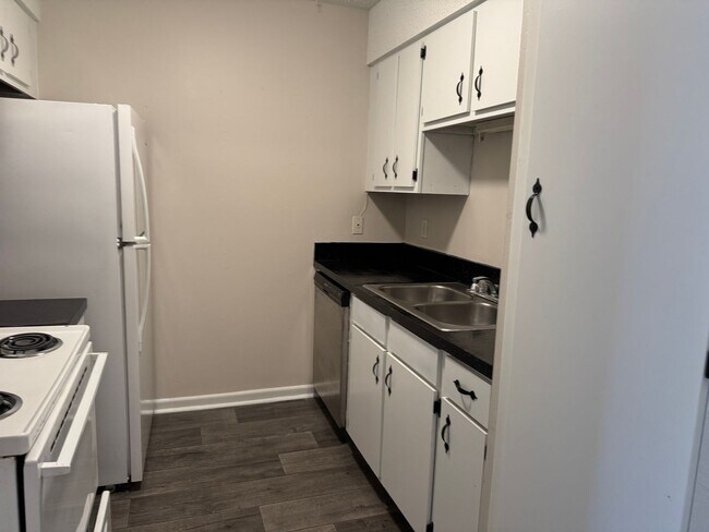 Building Photo - JS-605 Colonial Drive #2