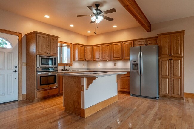Building Photo - Stunning 4 bed, 3 bath home on 2.8 Acres