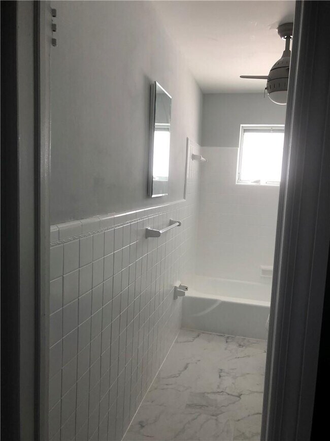 Building Photo - 2050 NE 39th St