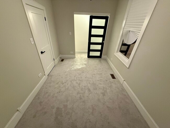 Building Photo - 5942 W Eastwood Ave