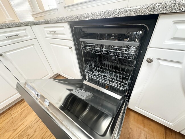 Building Photo - 8516 Shady Elm Dr