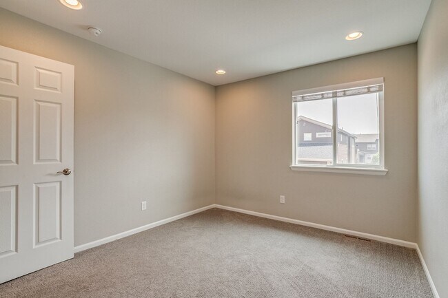 Building Photo - Spacious 4BR Townhome in Denver