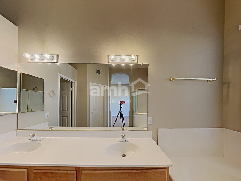 Building Photo - 15810 W Durango St