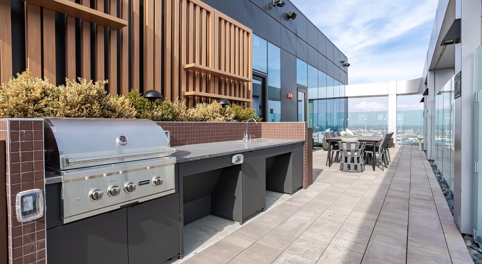 Building Photo - 327 N Aberdeen St