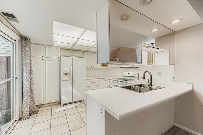 Building Photo - Stylish Townhome with Loft, Fireplace & Ga...