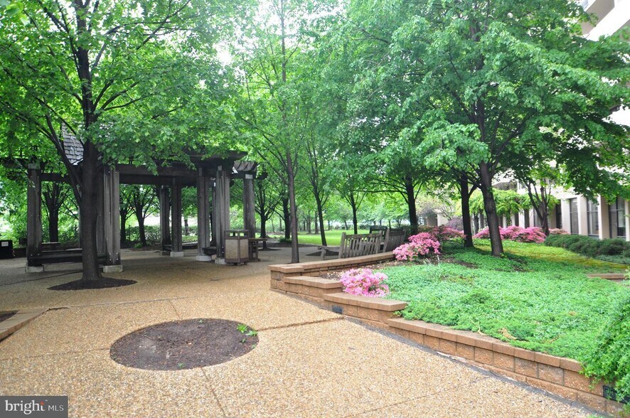 Hyde Park Plaza Park - 4141 N Henderson Rd