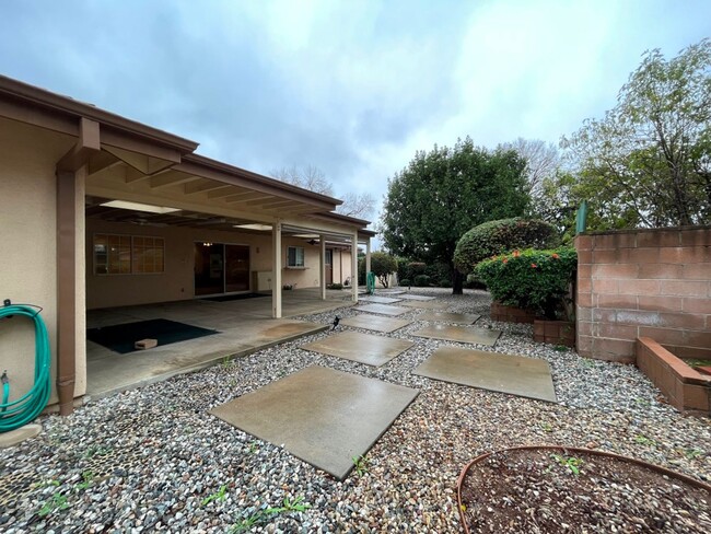 Building Photo - Spacious Chatsworth single-story w/flexibl...