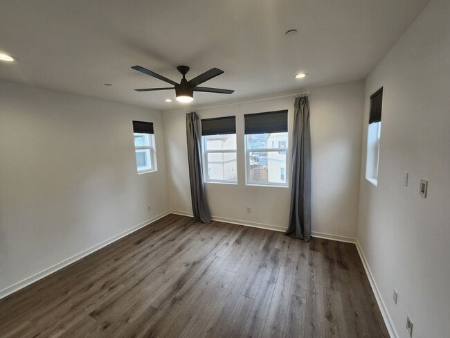 Building Photo - 3 bedroom 2.5 bath townhouse