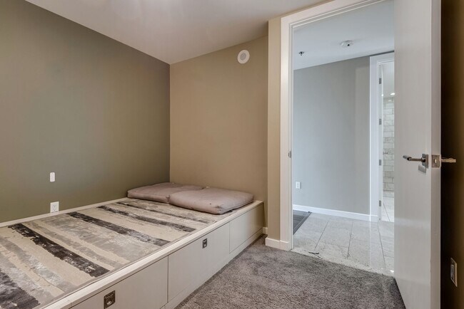 Building Photo - The Martin 1607-City/Strip Views from this...