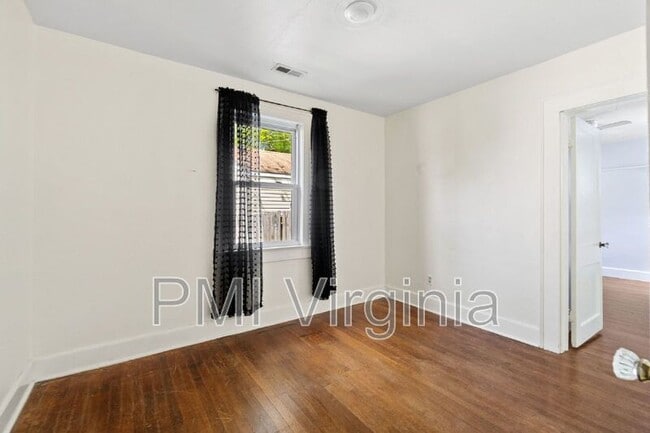 Building Photo - 818 W 42nd St