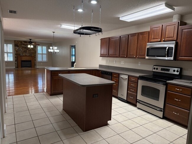 Building Photo - 273 Hollywood Forest Dr