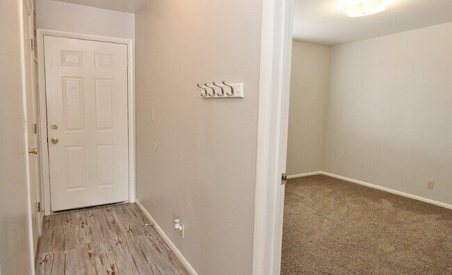 Building Photo - 551 N Moffatt Ave