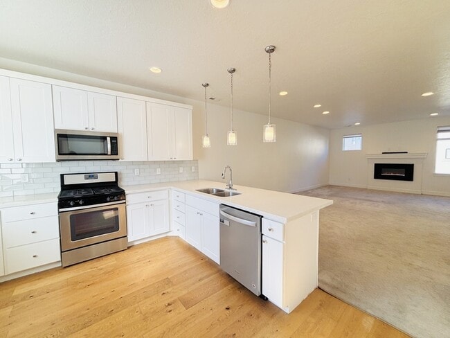 Primary Photo - 3883 Komenda Ct