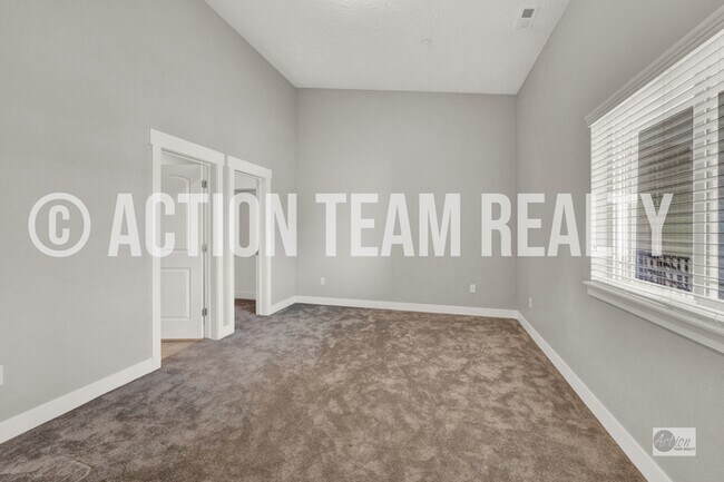 Building Photo - Top Floor Condo in Saratoga Springs!