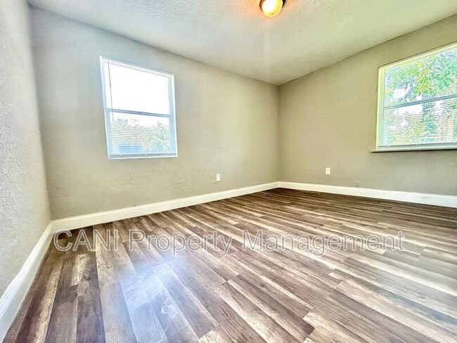 Building Photo - 418 Charles St