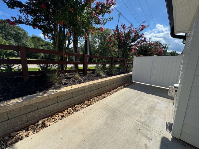 Building Photo - Brand New Townhome in Seneca