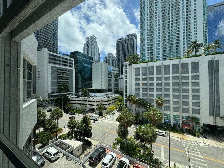 Building Photo - 999 Brickell Bay Dr