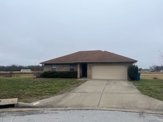 Building Photo - 3 bedroom 2 bath home in Ozark!  AVAILABLE NOW!