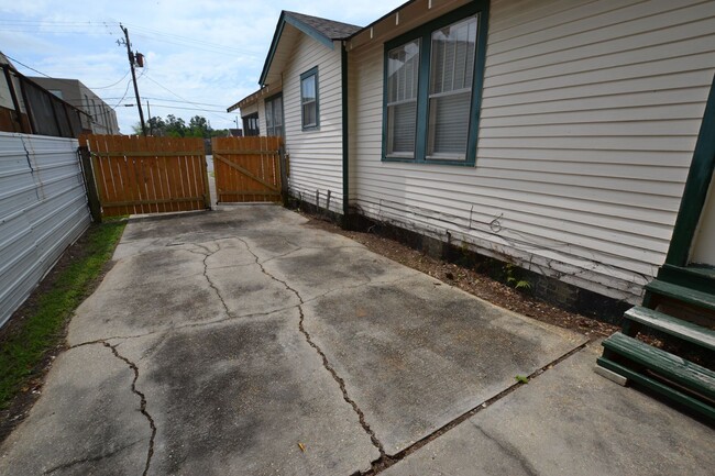 Building Photo - Vintage! Newly updated 3 bedroom, 2 bath h...