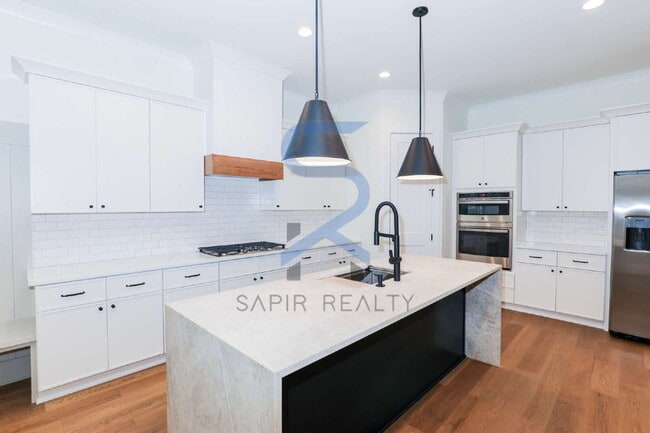 Building Photo - BRAND NEW 5BR MODERN FARMHOUSE | NEAR LAKE LANIER