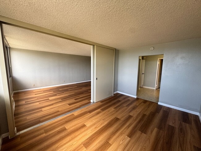 Building Photo - Updated 1 bed, 1 bath, 1 parking unit in K...